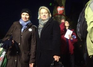 Natalie Bennett and Cllr Alison Teal with Tree Campaigners and residents on Rustlings Rd